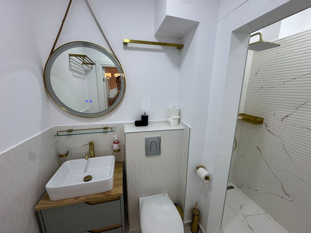 Bathroom with round mirror